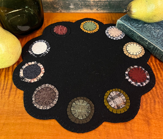 DD-232A Scalloped Wool Penny Mat