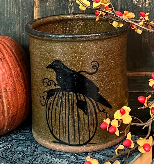 CC-2486 Med Pottery Crow on Pumpkin Crock