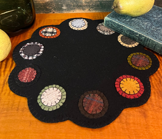 DD-232B Scalloped Wool Penny Mat