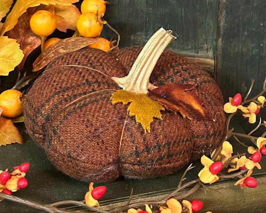 PB-413 Lg Flat Wool Pumpkin with Leaves