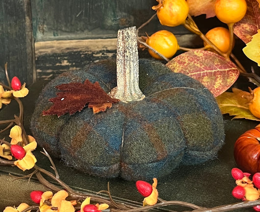 PB-414C Med Flat Wool Pumpkin with Leaf