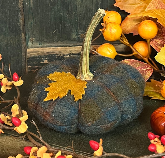 PB-414D Med Flat Wool Pumpkin with Leaf
