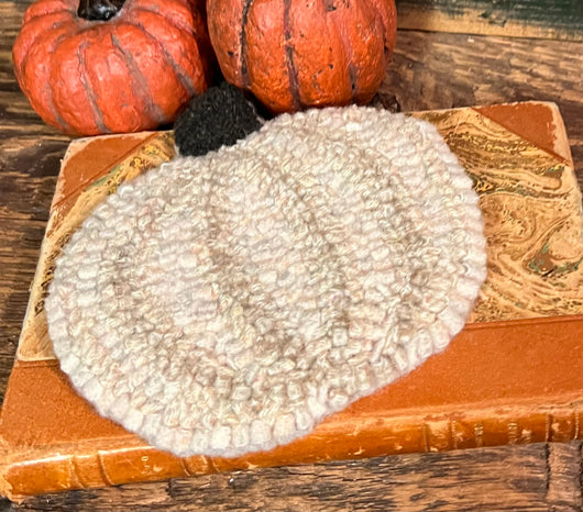 PB-60 Hand-hooked White Pumpkin Mat