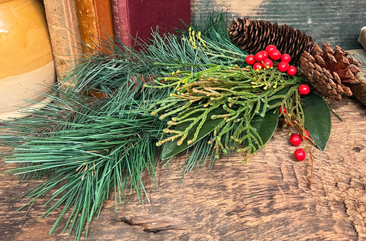 SU-26 Faux Pine, Pinecones & Berries Pick
