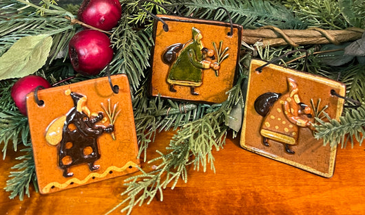 GMS-T143 Shooner Redware Santa with Branch Ornaments