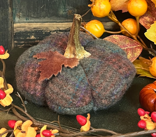 PB-414E Med Flat Wool Pumpkin with Leaf