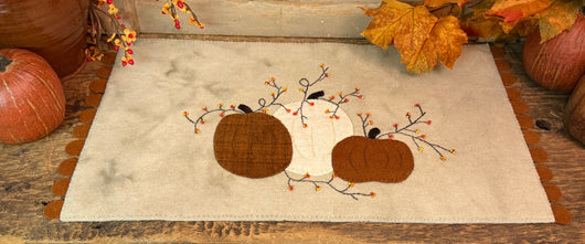DD-314 Appliqued Pumpkins & Bittersweet Wool Runner