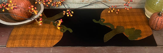 DD-259 Appliqued Pumpkin Wool Runner