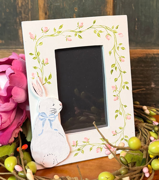 ER-2616 Hand-painted Bunny & Flowers Frame