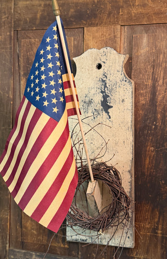PT-08W Wood Wall Hanger with Wreath & Flag - White