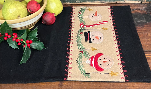 RG-R16 Three Snowmen Table Runner