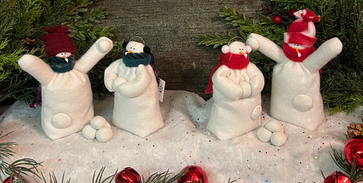 FA-2113 Med Fabric Snowfolk Couple Snowball Fight