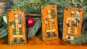 GMS-T153 Shooner Redware Santa with Tree Ornaments