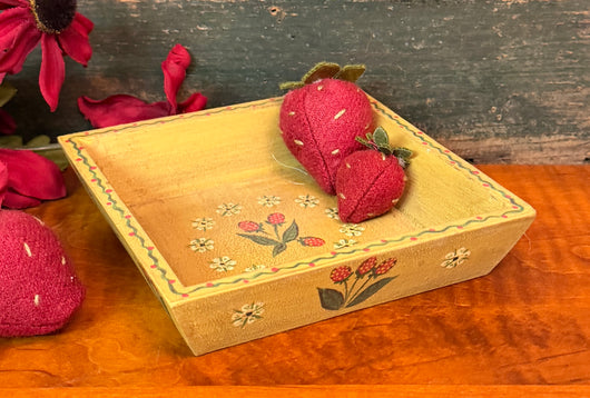 ERX-2656B Hand-painted Strawberries with Blossom Ring Tray