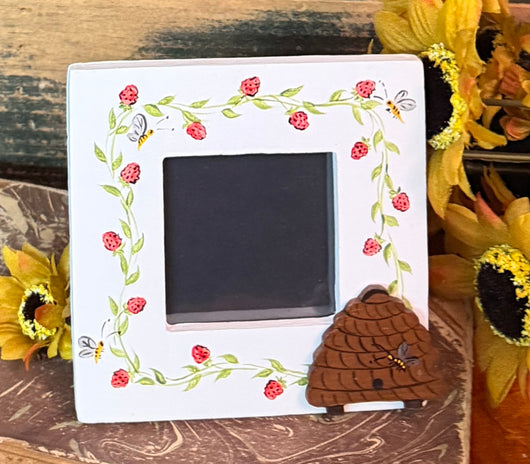 ER-2620 Hand-painted Beeskep, Bees & Clover Frame