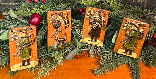 GMS-T147 Shooner Santa with Sack Ornaments