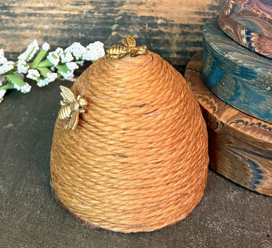 NV-1084 Beeskep with Bees