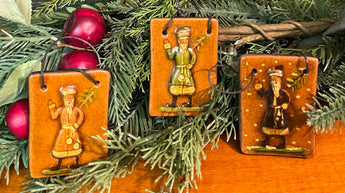 GMS-T139 Shooner Redware Santa with Tree Ornaments