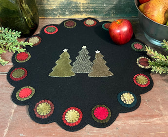 DD-271 Wool Scalloped Mat with Trees