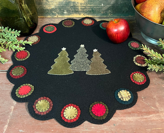 DD-271 Wool Scalloped Mat with Trees
