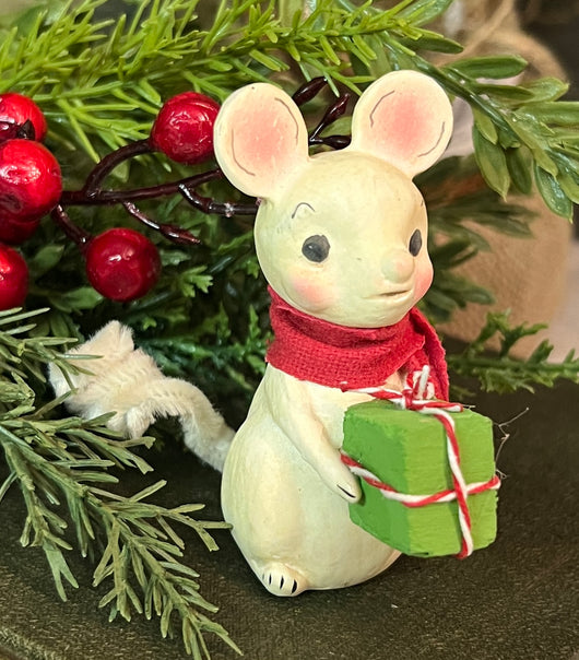 BLD-07 White Mouse with Gift Figurine