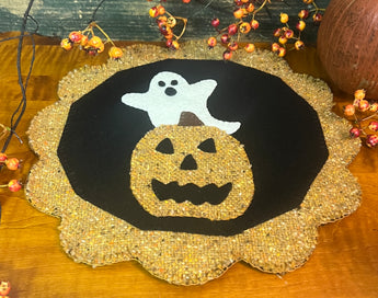 DD-264 Scalloped Wool Ghost & Pumpkin Mat