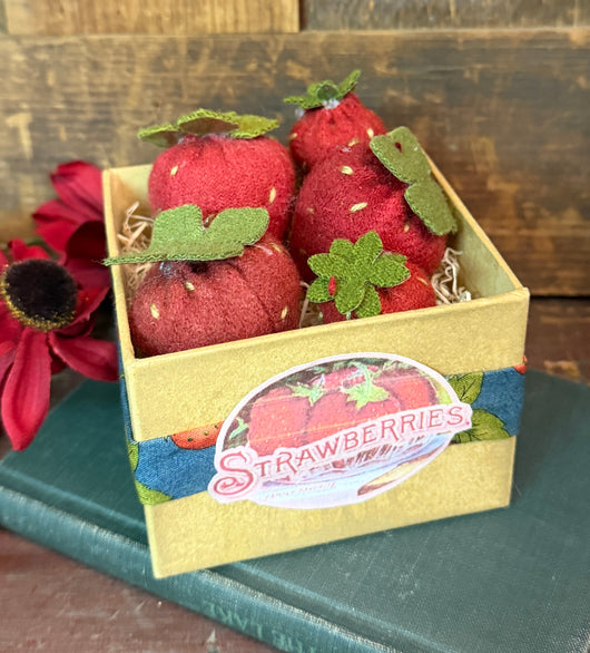 PB-674 Box with 5 Wool Strawberries