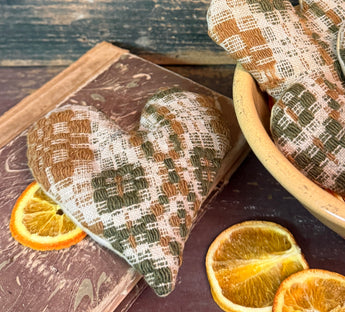 NV-148GM Green/Mustard Antique Coverlet Heart Bowl Filler