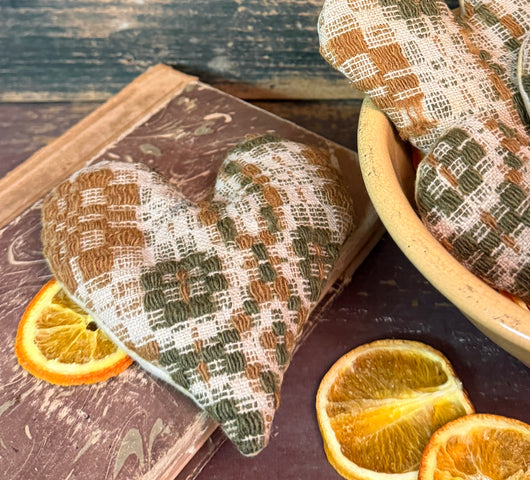 NV-148GM Green/Mustard Antique Coverlet Heart Bowl Filler