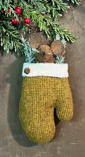 EC-25F Mouse in Wool Mitten - Mustard