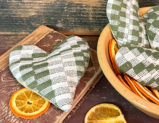 NV-148GC Green/Cream Coverlet Heart Bowl Filler