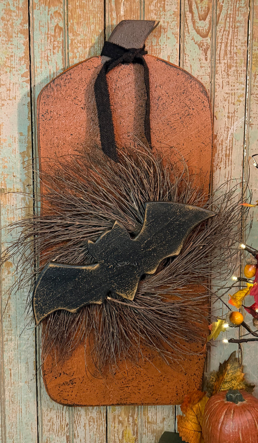 PEN-124 Wood Pumpkin Plaque with Wreath & Bat