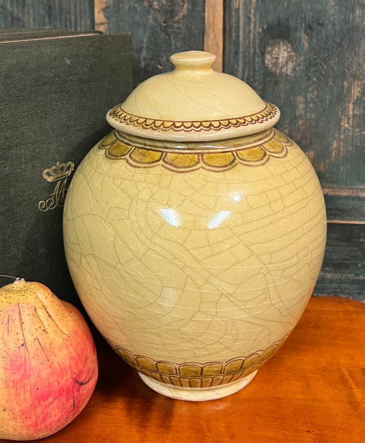 SE-314 Covered Urn with Border Design