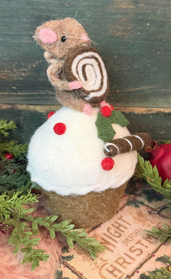 AB-11 Felt Mouse on Cupcake with Treats